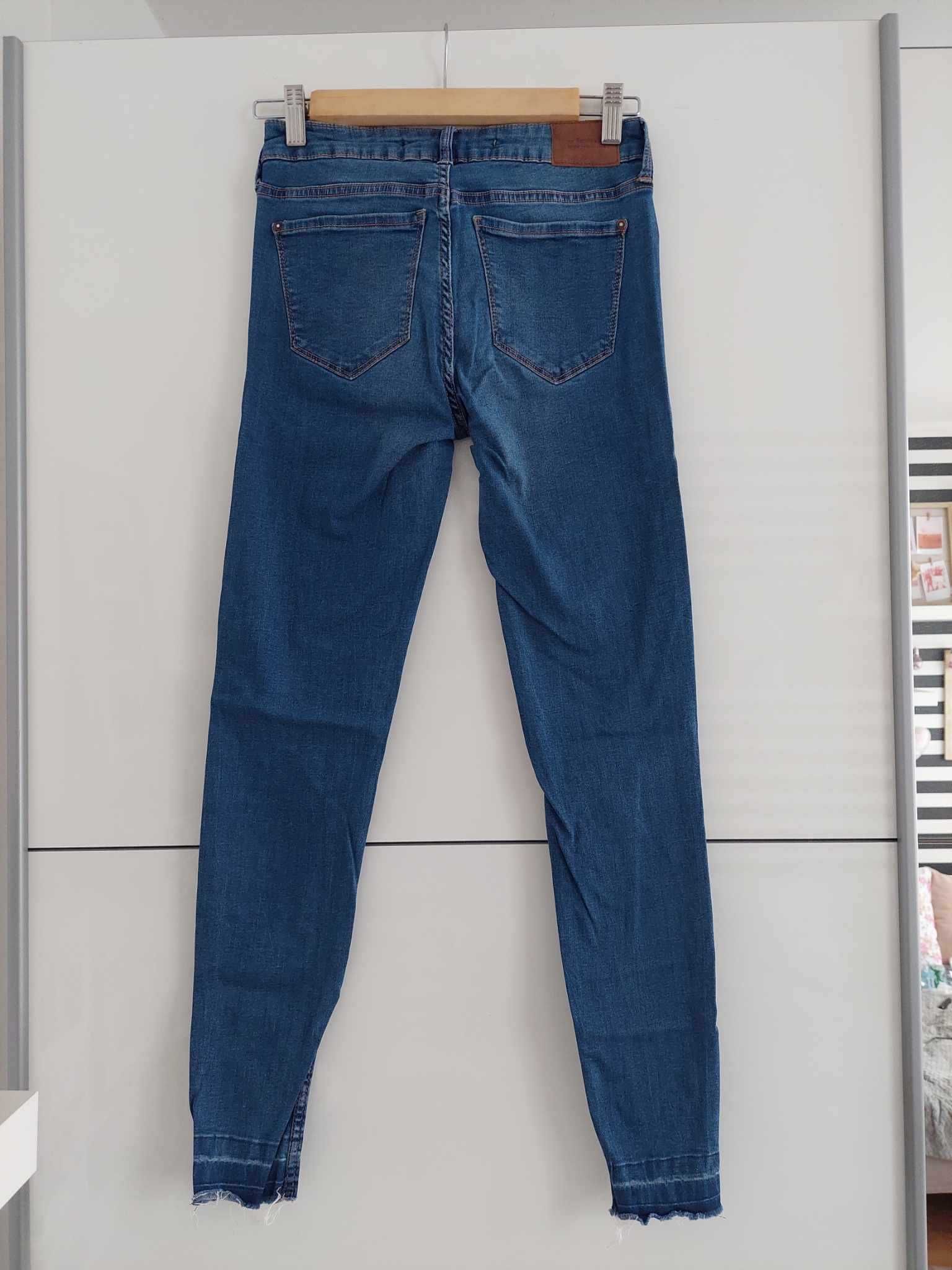 Spodnie z dziurami rurki skinny jeans rozmiar 38 ze sklepu Bershka