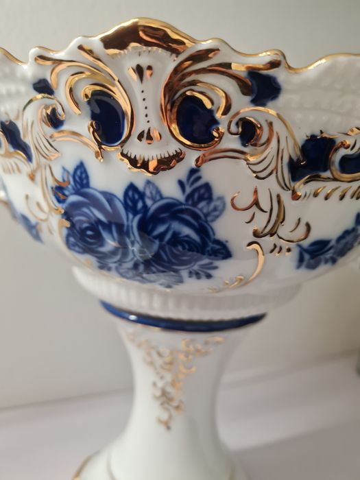 Peça antiga decorativa floreira em porcelana
