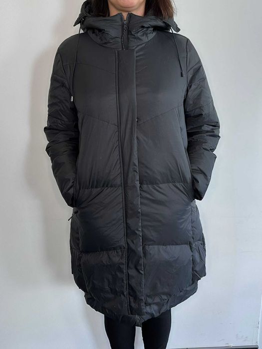 Długa kurtka Cole Haan - piękna, ciepła i funkcjonalna