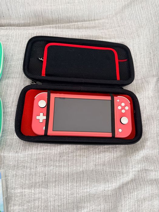 Duas Nintendo para venda, com jogos e todos os acessórios .