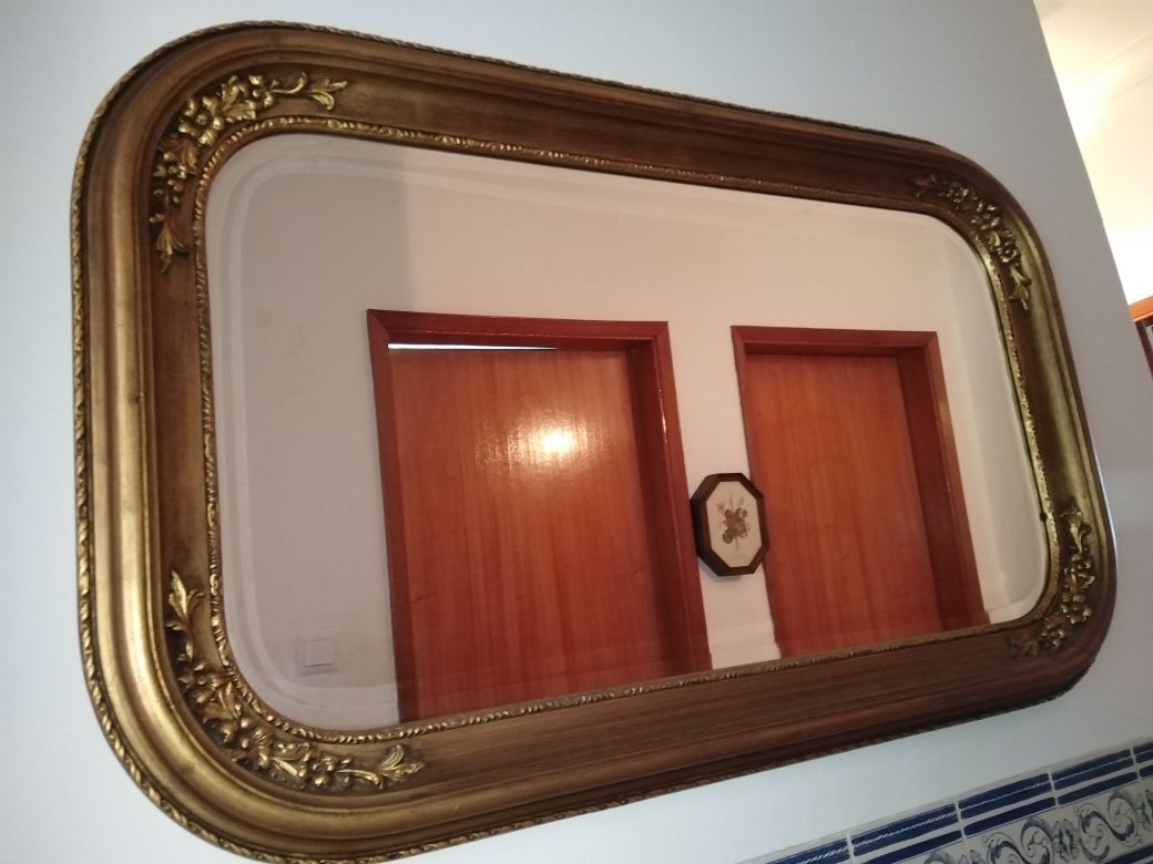 Espelho Antigo com Moldura de Talha Dourada