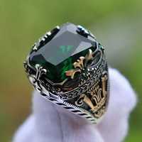 Sygnet z zielonym kryształem