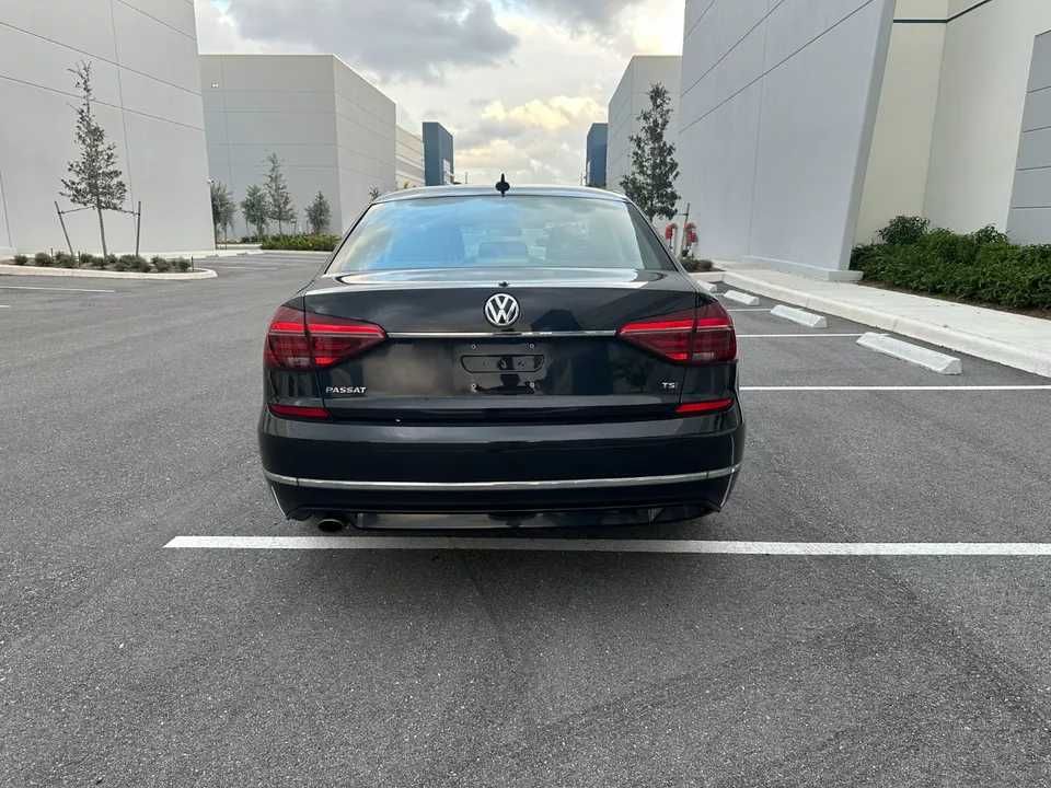 2017 Volkswagen Passat R-LINE