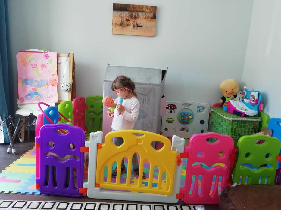 Cerca infantil espaçosa, em bom estado. Oferta de base de borracha