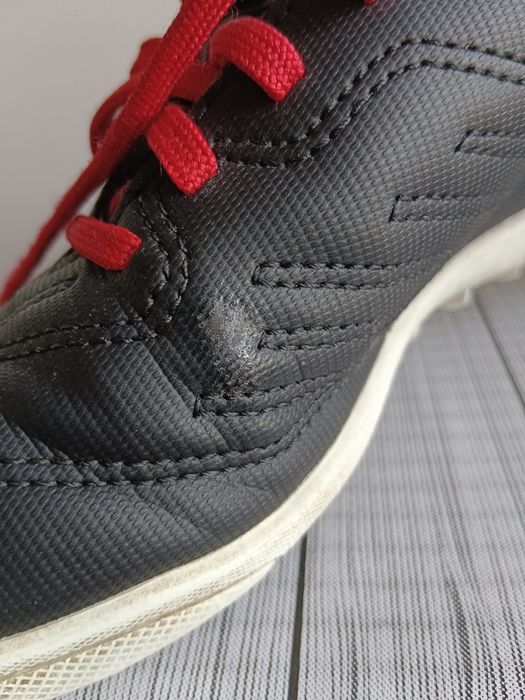 Kipsta buty dziecięce do piłki nożnej czarno-czerwone rozm.33