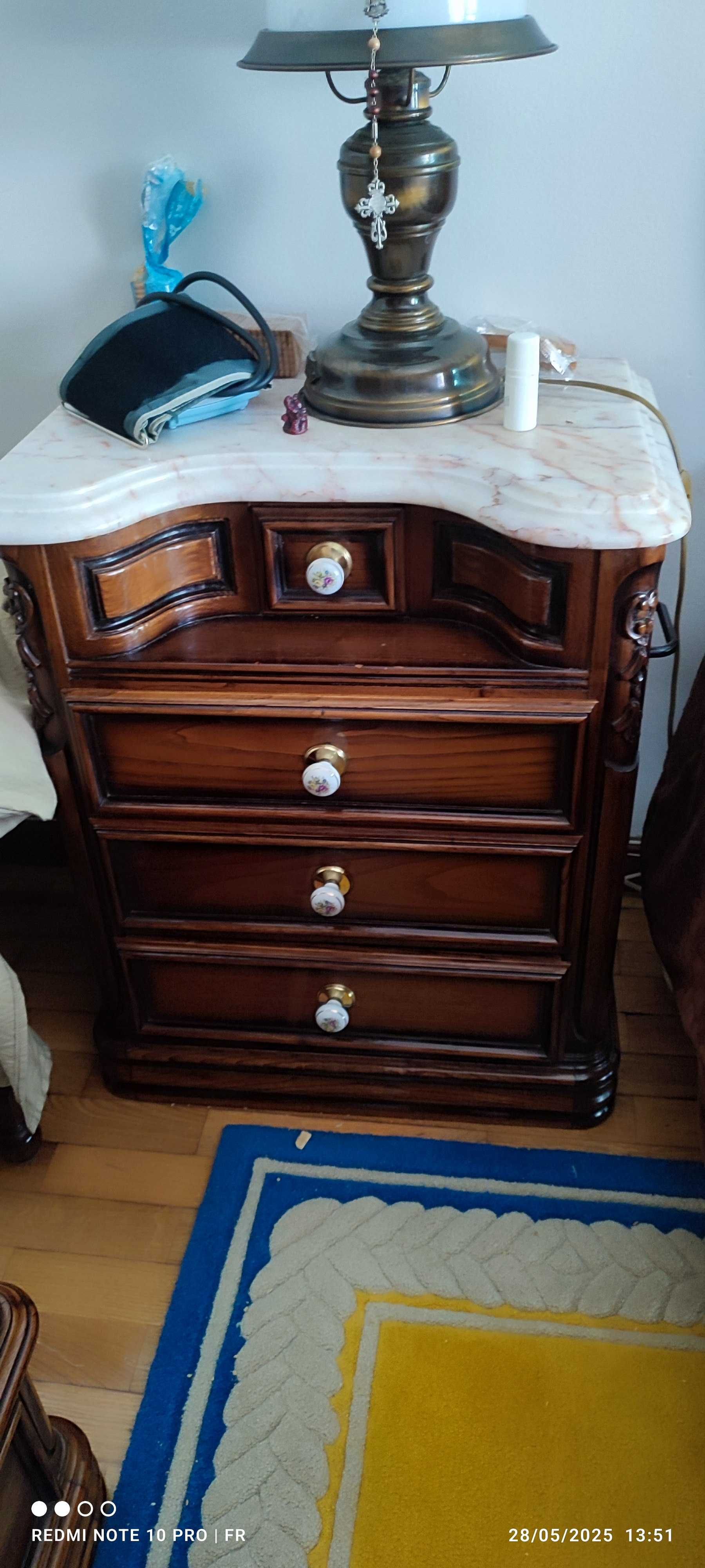 Mobília de quarto completa em madeira maciça.