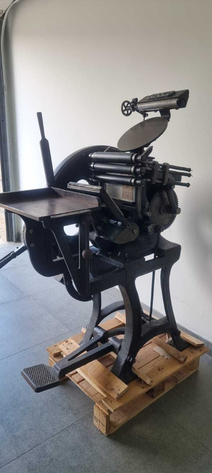 Máquina tipografia a funcionar