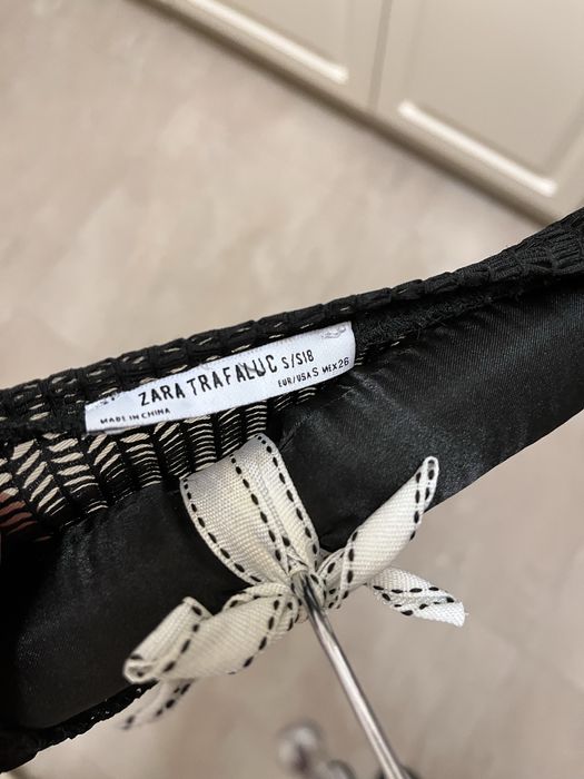 Prześwitująca, czarna bluzka z Zary