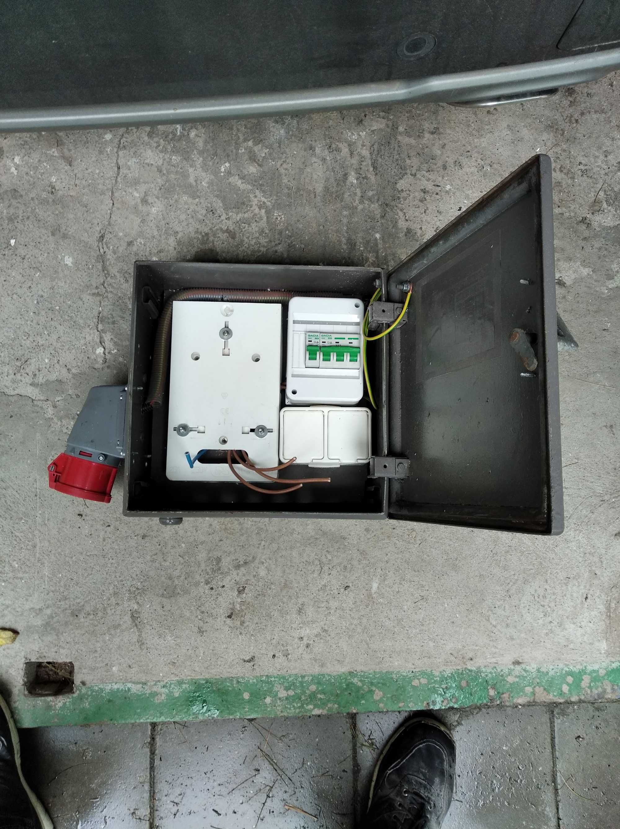 Rozdzielnia elektryczna ERBETKA 230V /400V + przedłużacz.