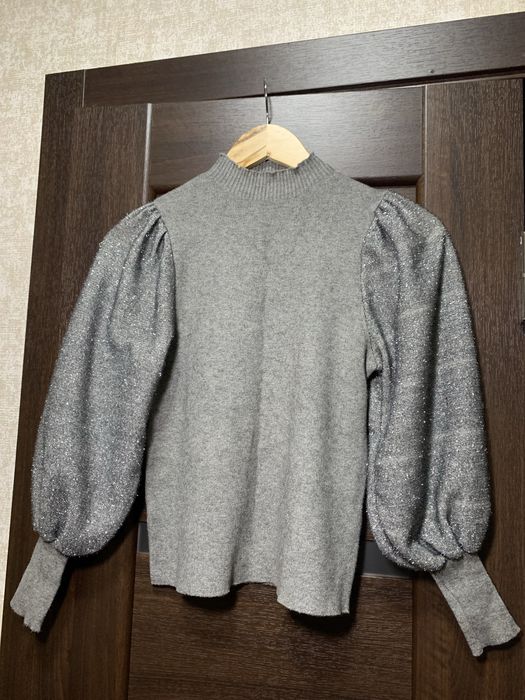 Сіра кофта.