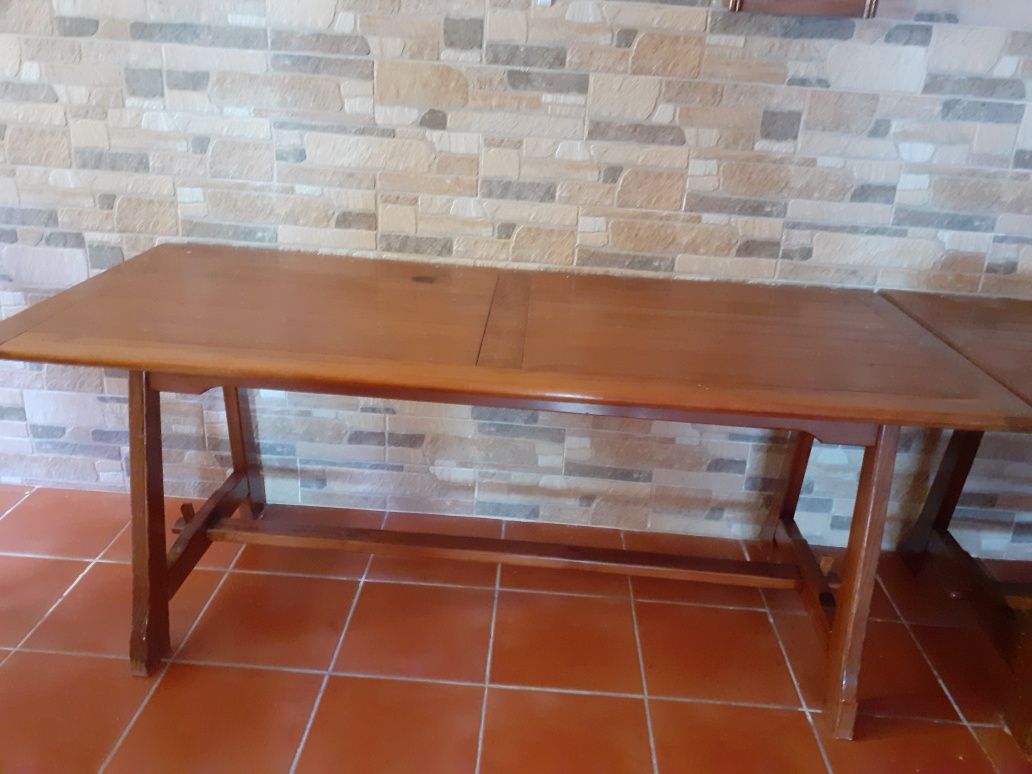 Vendo 1 mesa de madeira maciça