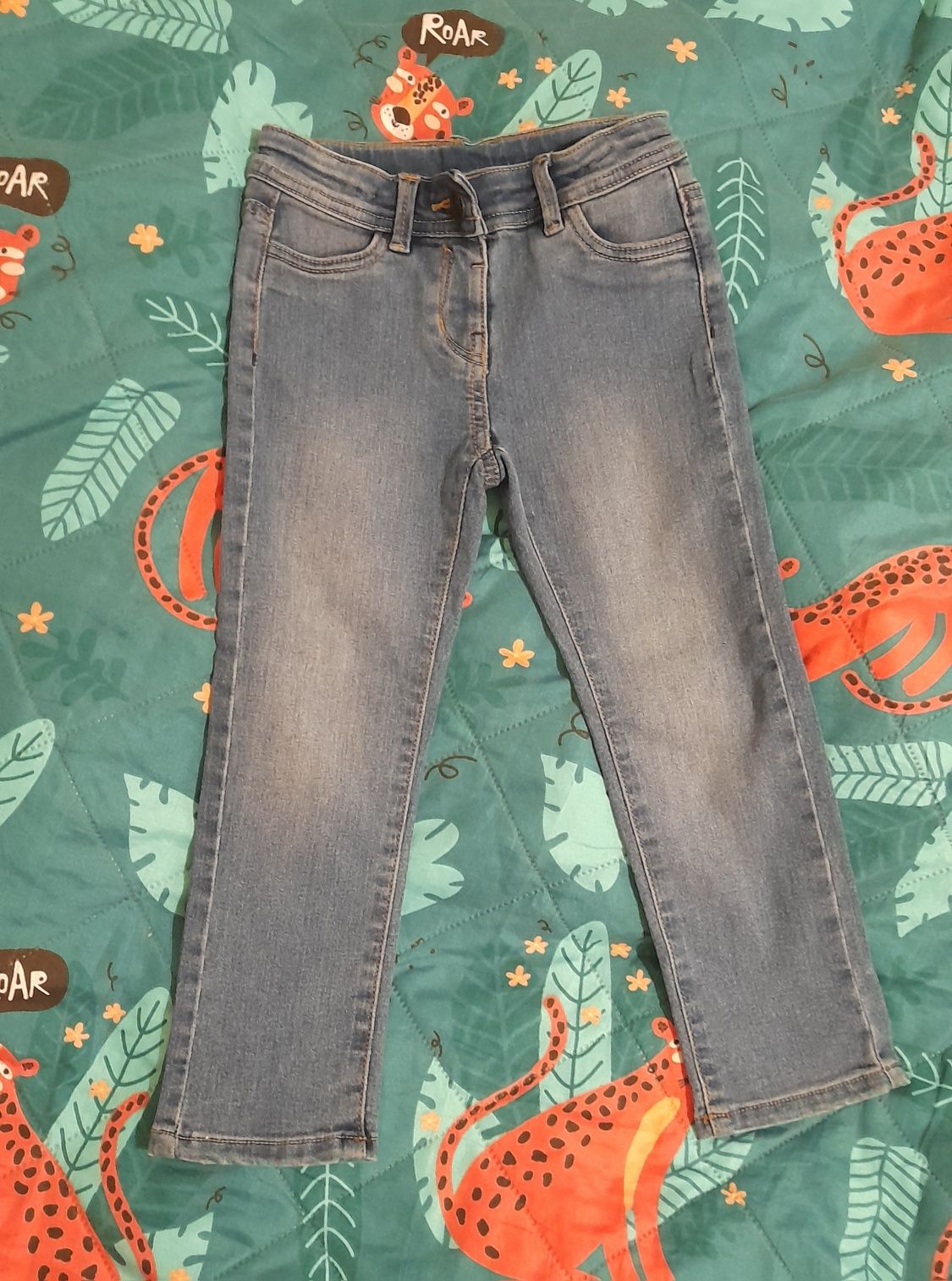 Spodnie jeansowe dla dziewczynki. Rozmiar 104.