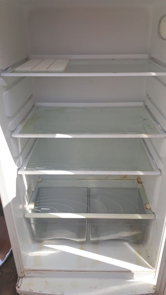 СРОЧНО продам холодильник двухкамерный Атлант