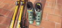 Skis, batons, botas e suporte para carro.