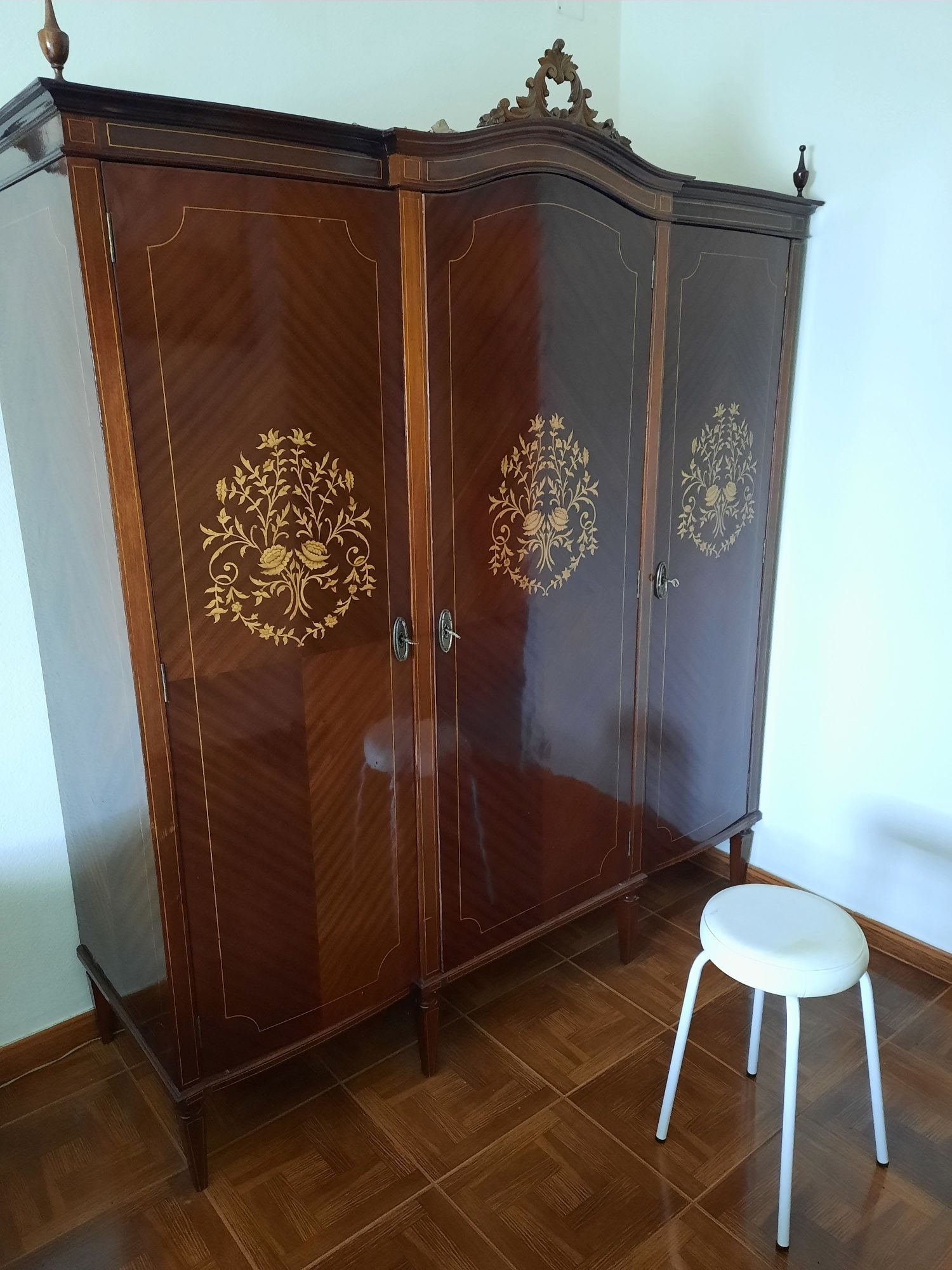 Cama antiga e roupeiro