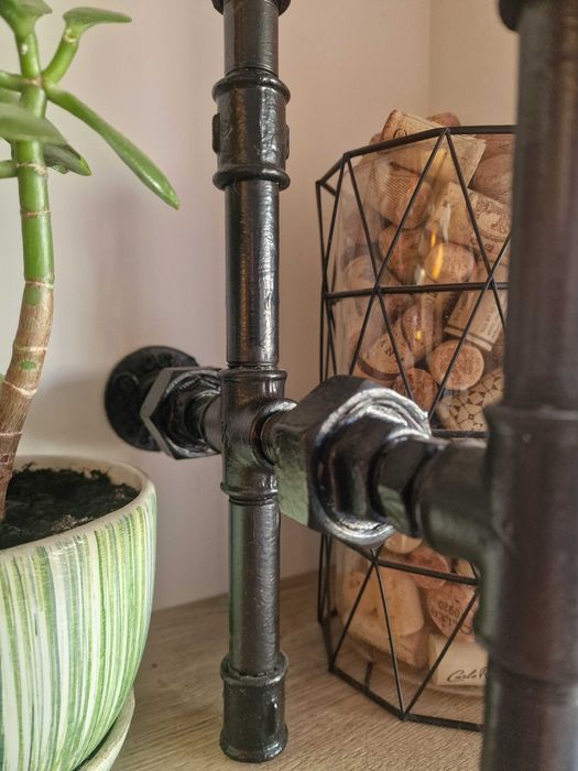 Piękny regał z forniru oraz rurek hydraulicznych