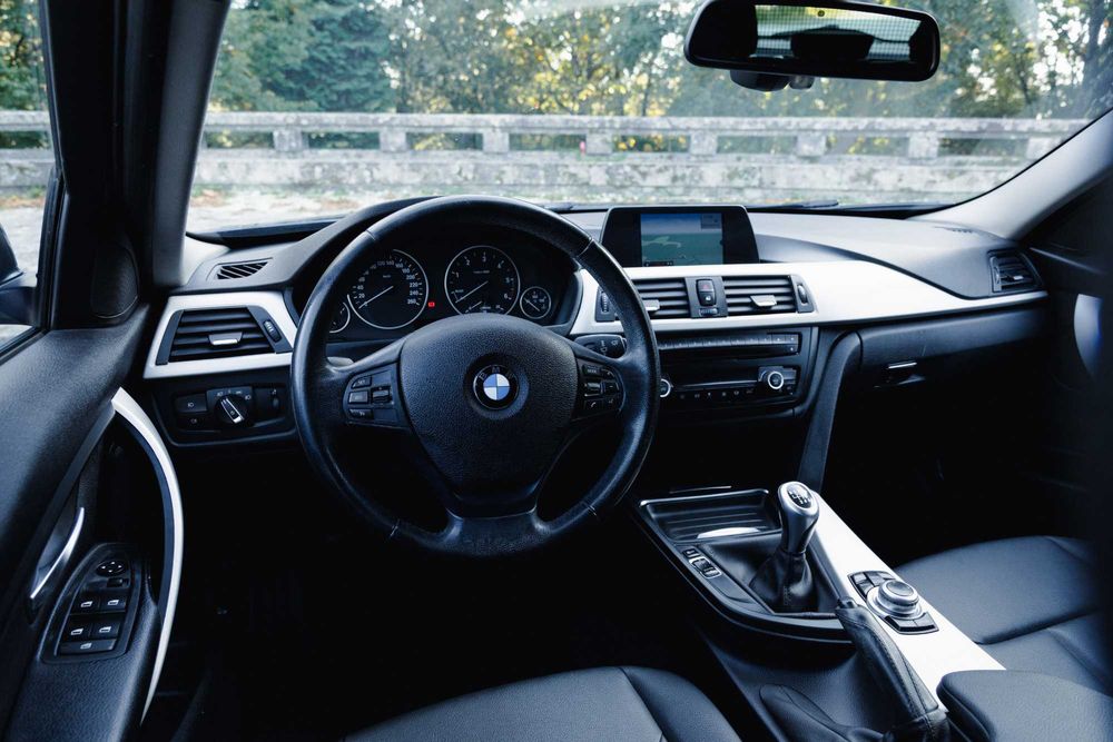 BMW 318d Luxury Bancos em Pele, Farois Xenon, GPS, Gancho reboque …