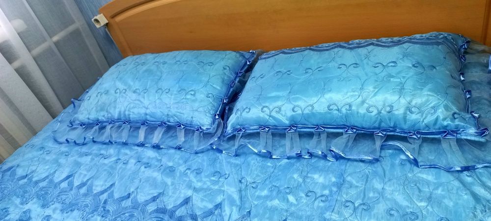 Покривало на двоспальне ліжко  з подушками.