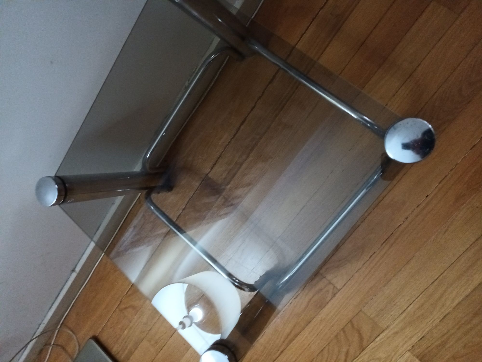 Mesa pequena cromada