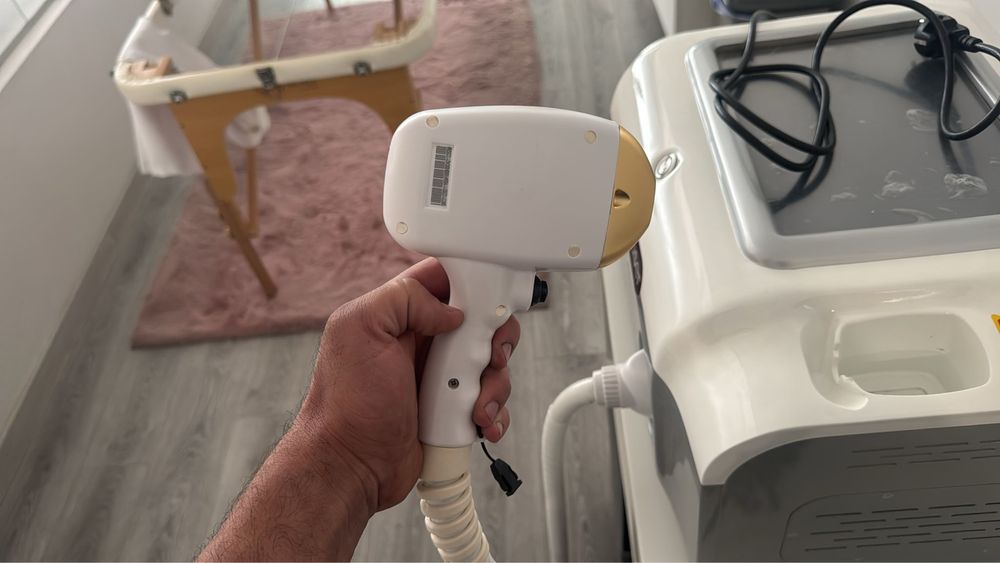 Espaço de estética com máquina de depilação a laser