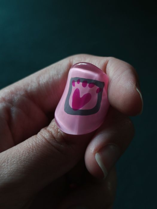 Różowy plastikowy pierścionek