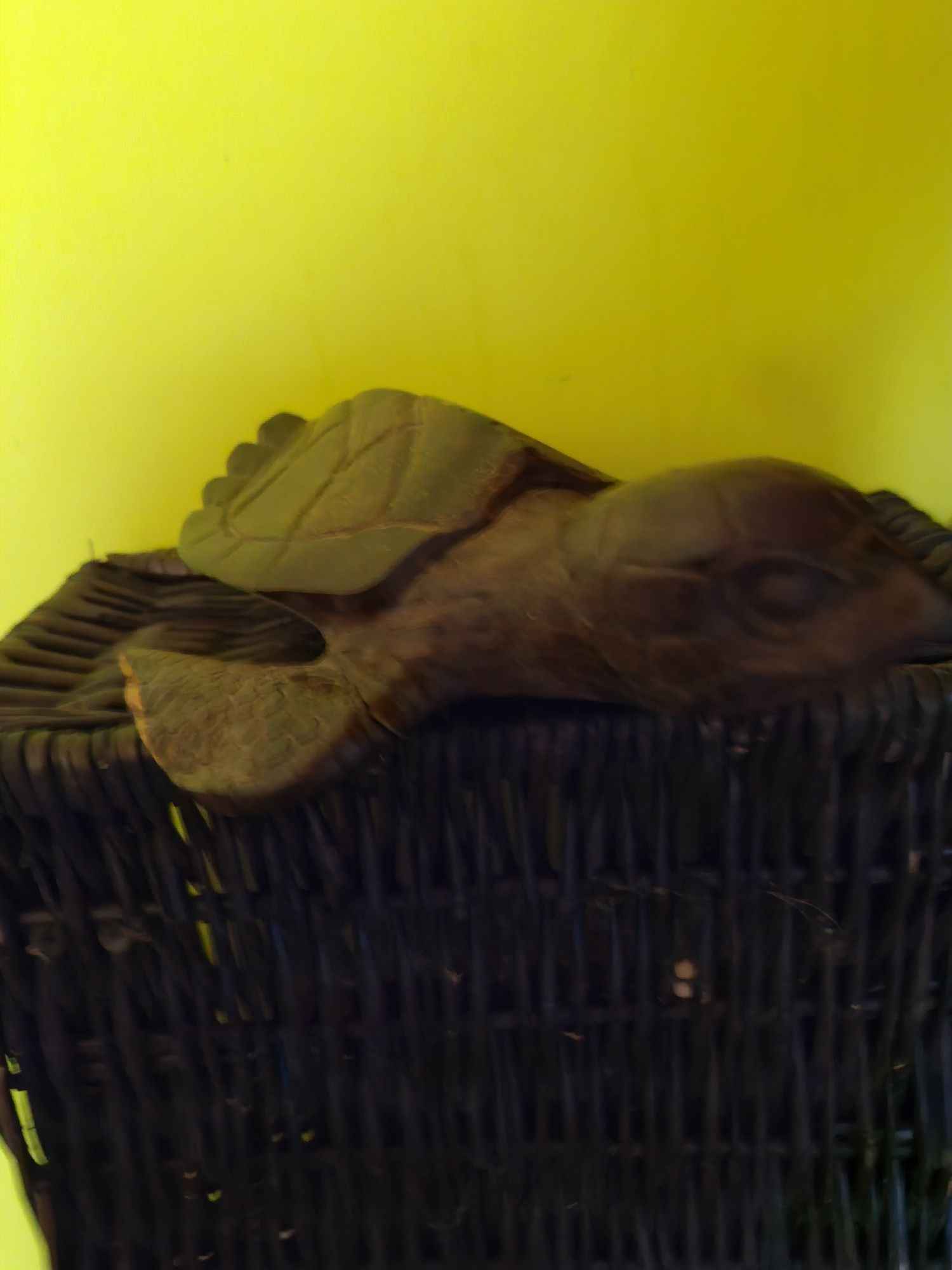 Figurka żółwia z drewna