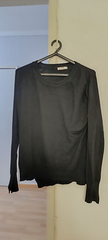 Camisola preta decote redondo, tamanho M. Com pouco uso.