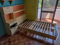 Cama de corpo e meio com móvel e cabeceira