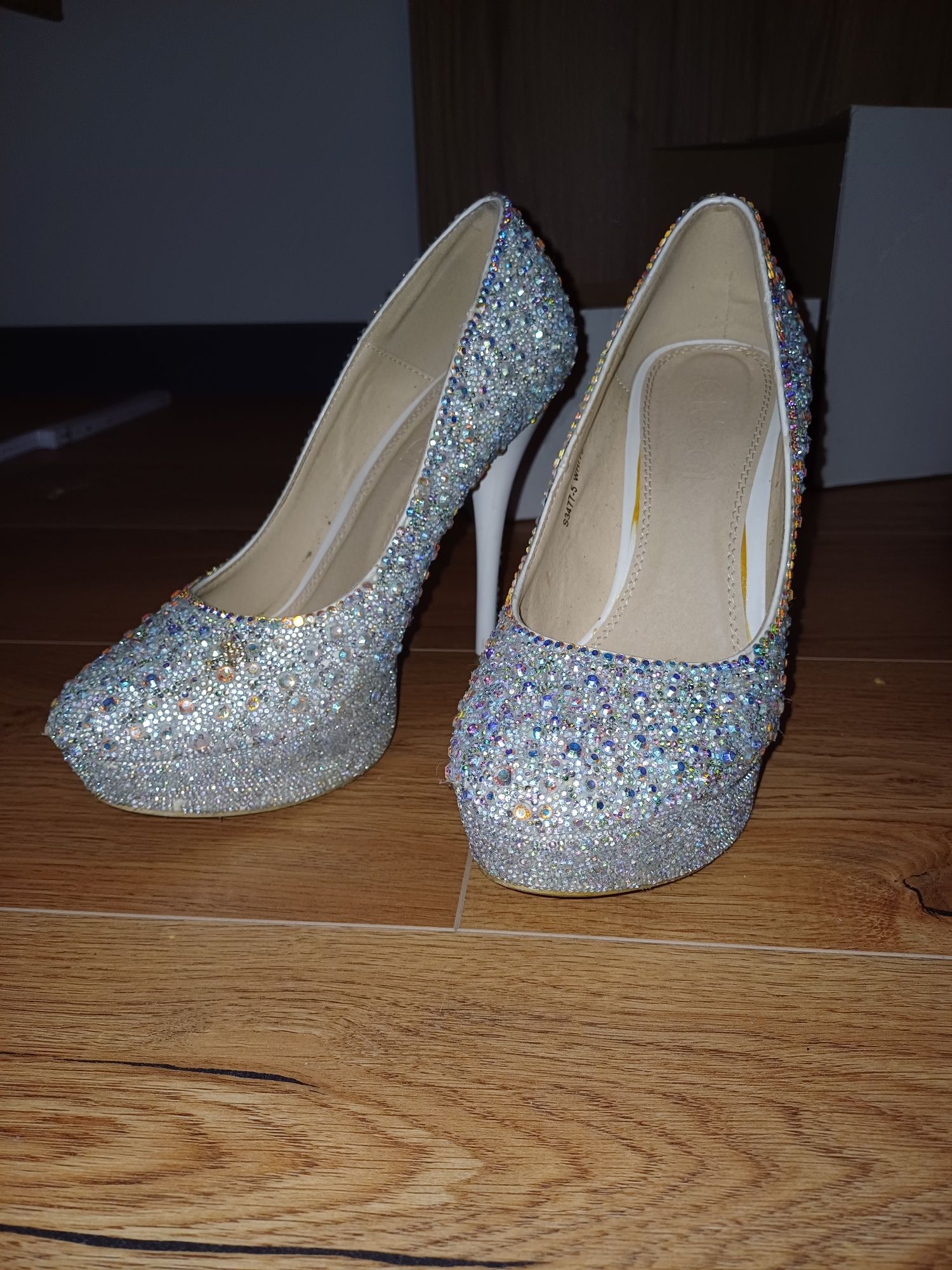 Buty szpilki obcasy całe w kamieniach Swarovski rękodzieło unikat