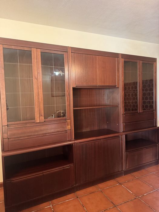 Movel sala classico em madeira macica com portas de vidro