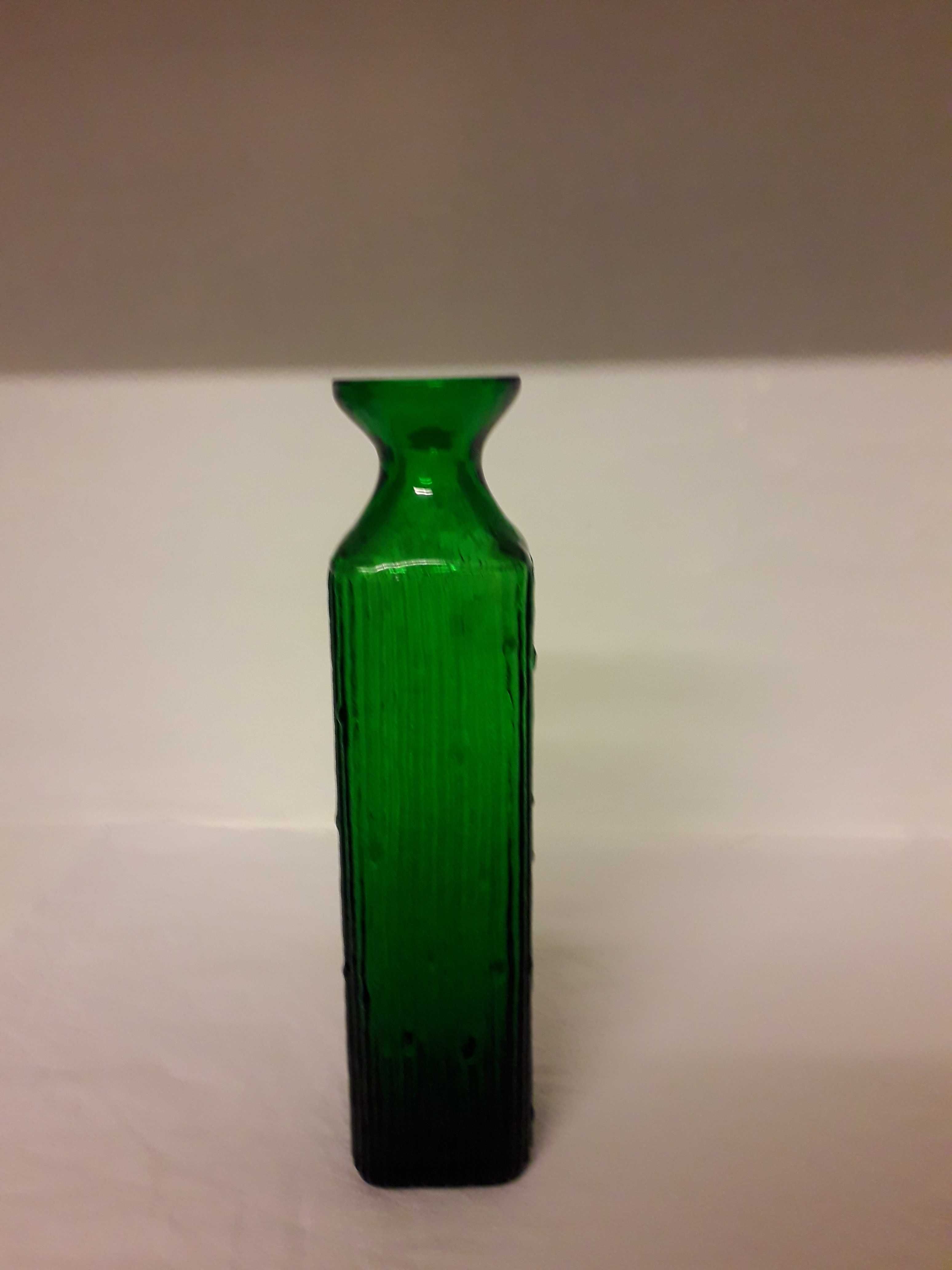 Szmaragdowa butla-wazon jak pieniek szkło artystyczne.