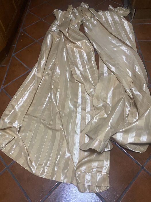 Cortinados de boa qualidade dourados