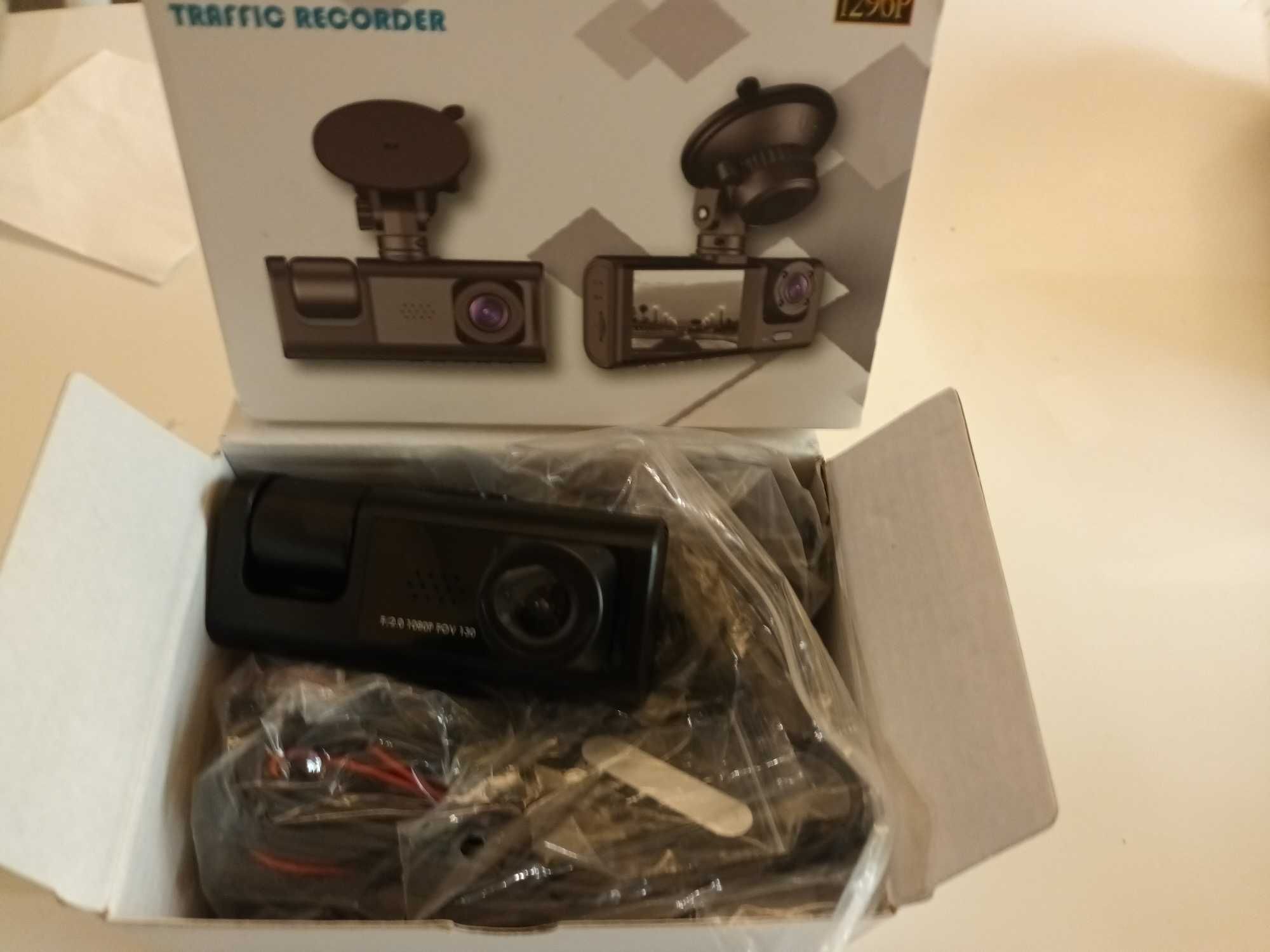 Dash Cam para auto.l com três câmaras (frontal, interior e traseira)