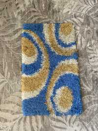 Niebieski dywan we wzory