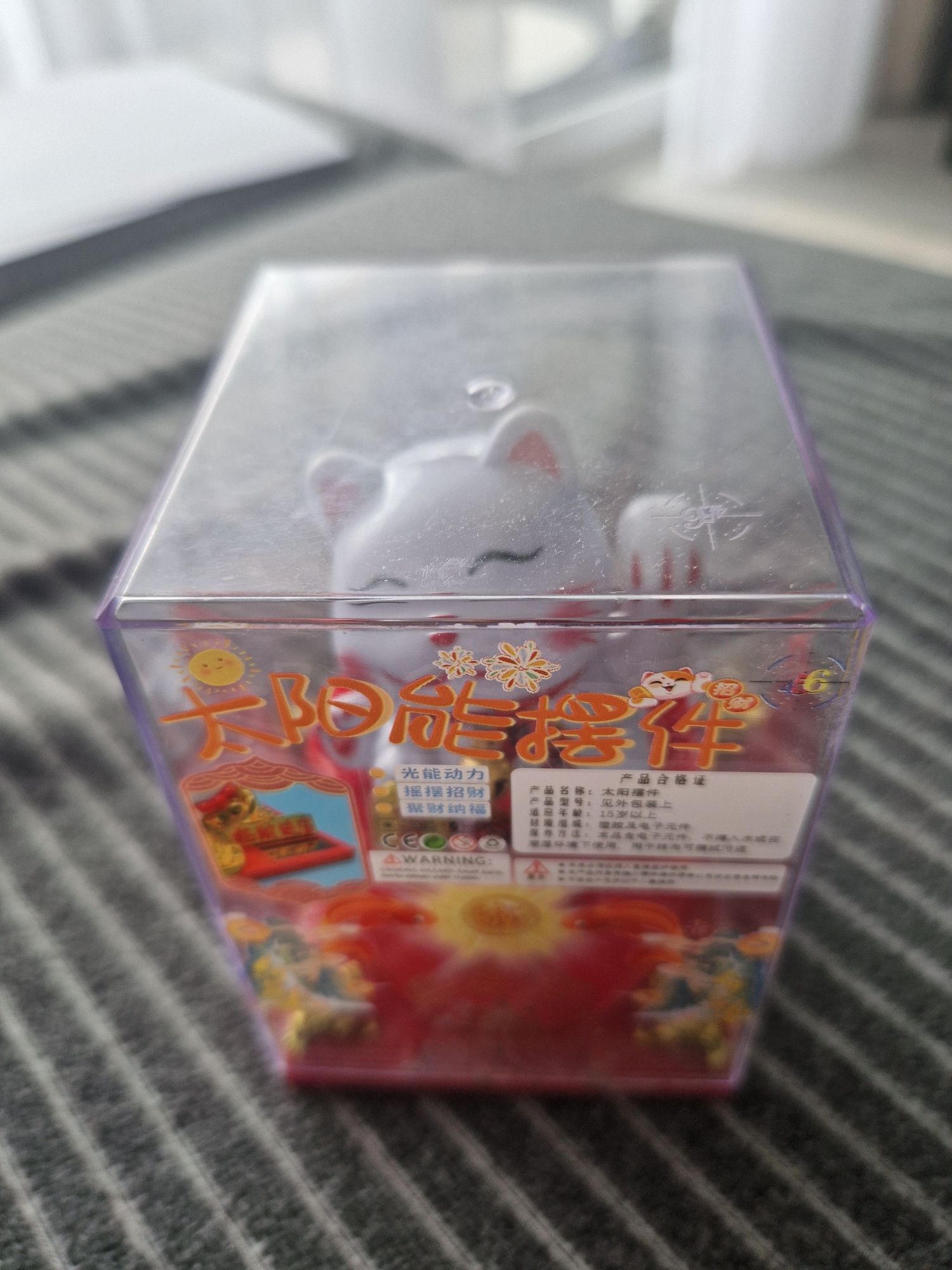 Manekin Neko, lucky cat, szczęśliwy kot machający łapką!