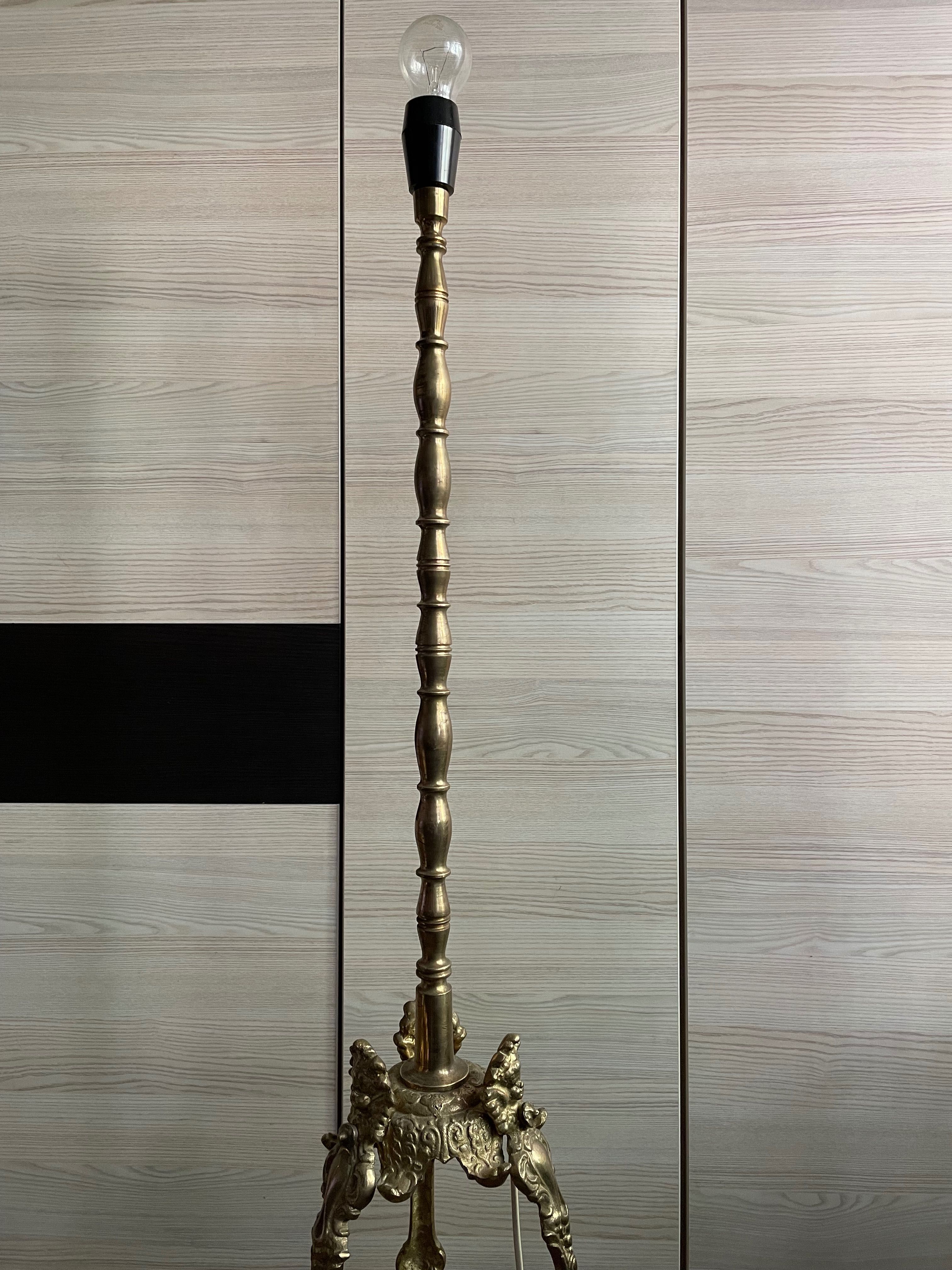 Piękna mosiężna stara lampa stojąca