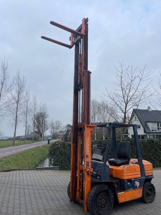 Toyota 02-5FD25  Wózek widłowy TOYOTA 02-5FD25