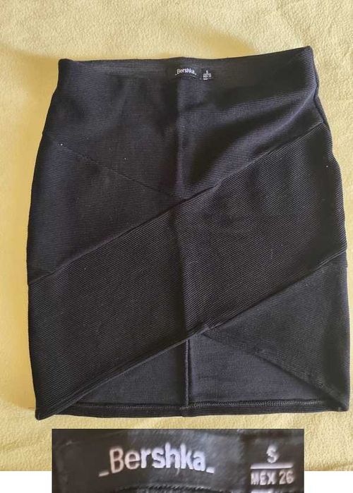 Mini Saia Preta  da  BERSHKA - tamanhao S  MEX 26