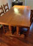 Conjunto de mesa de jantar e 4 cadeiras em pinho maciço