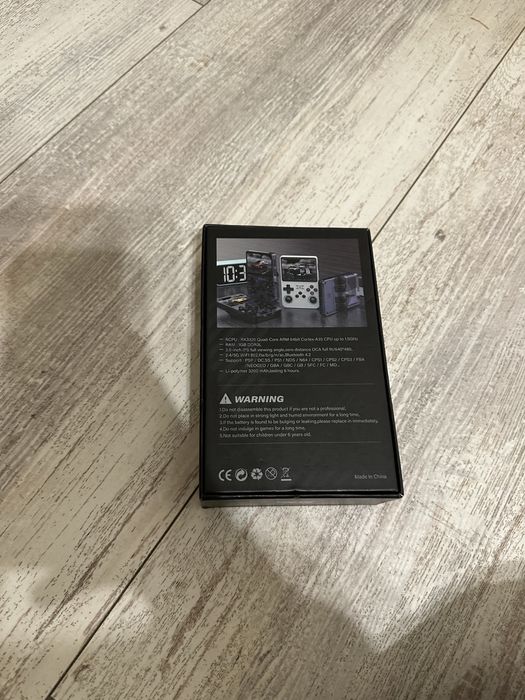 Продам портативну поейстейшен R36S