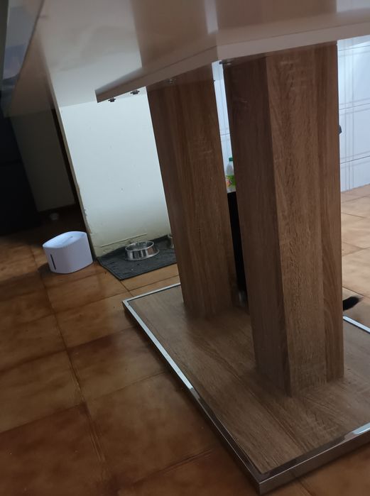 Mesa de sala de jantar, kitnet ou cozinha.