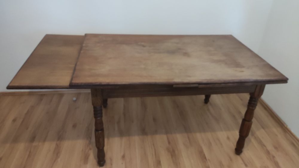 Duży drewniany stół do salonu