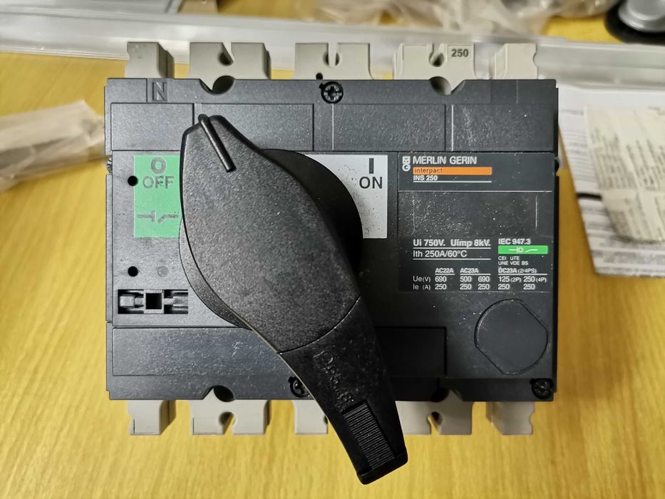Interruptor Seccionador Interpac INS250 4P Refª 31107 da Merlin Gerin