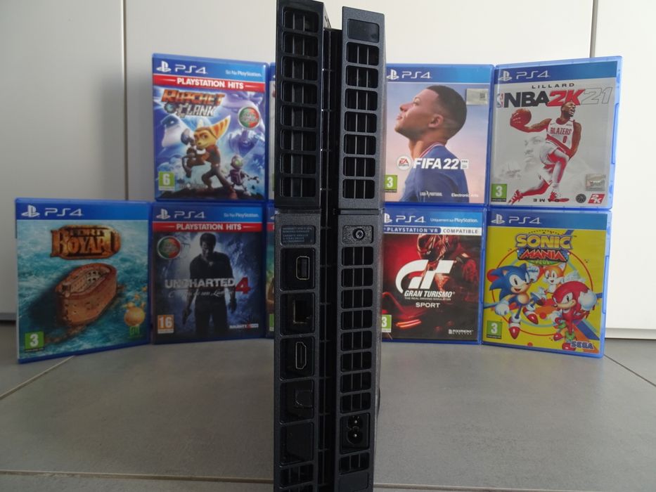 PlayStation 4, com 9 Jogos e com uma commando Semi-Funcional