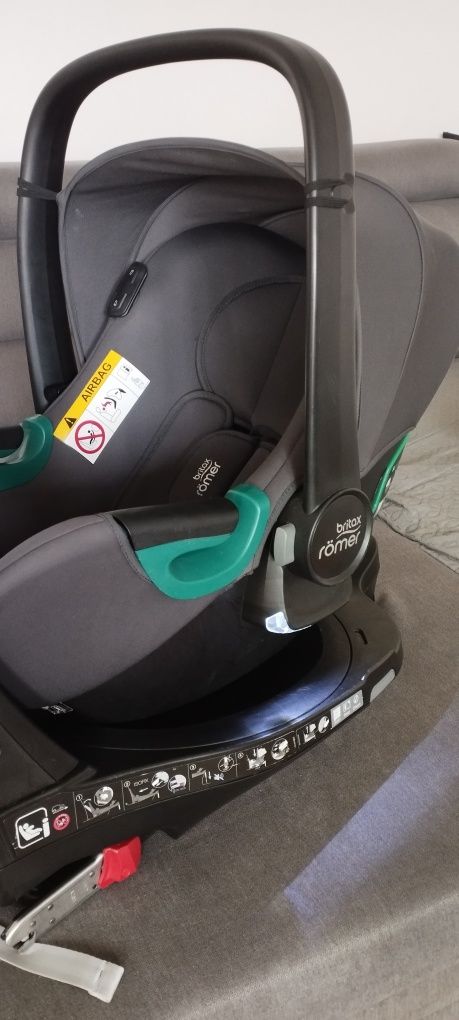 Fotelik samochodowy z bazą obrotową britax römer baby safe isense