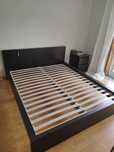 Cama de casal e mesa de cabeceira MALM