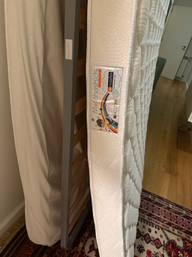 Cama dupla de solteiro 90x200 em pinho, com 2 colchoes e colchas.