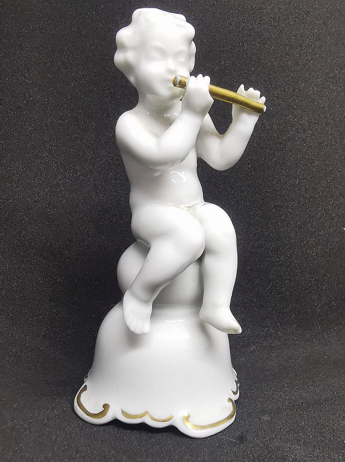 Porcelanowa figurka Kupidyna z fujarką