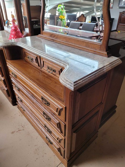 Cómoda em madeira maciça com tampo em pedra e espelho -