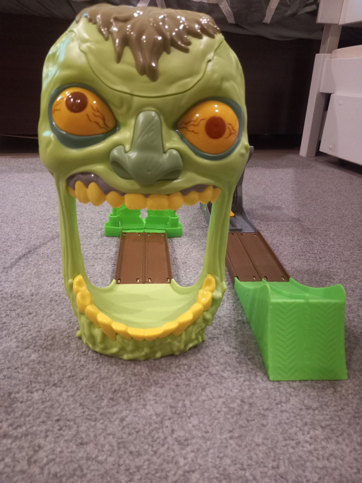 Zestaw hot wheels atak zombie